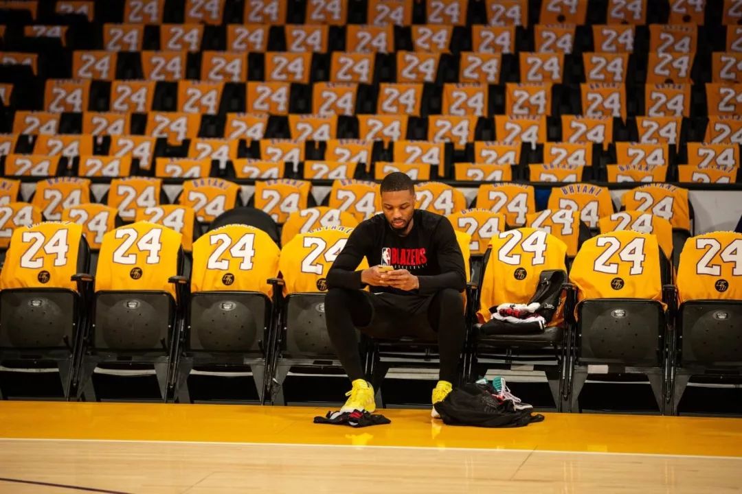 肚子略大，球迷质疑姆伯莫身体状态，随后阿莫林给予后者支持