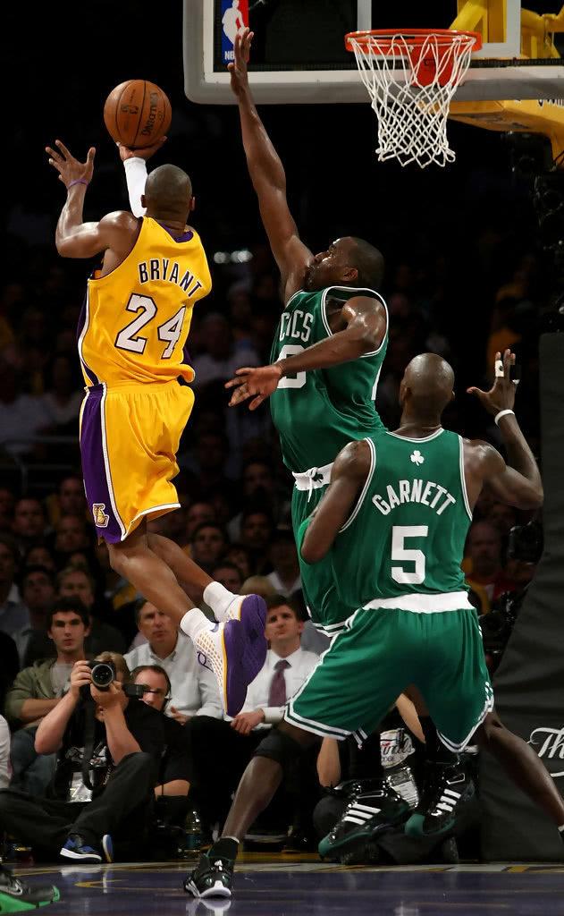 和科比女儿约会，帅哥曝光，长得像科比，曾效力湖人，瓦妮莎支持