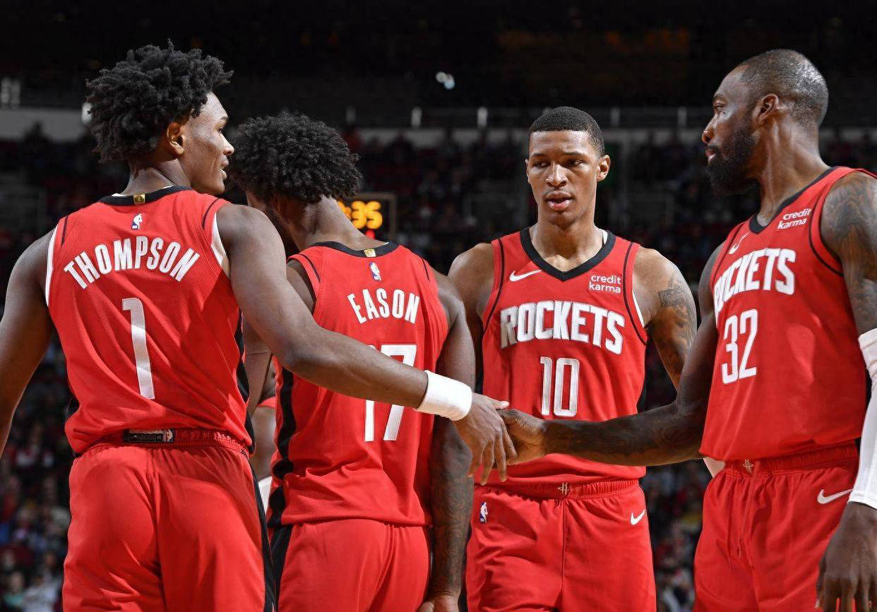 为什么主审会在每局开始前要求球童提供至少六颗经过摩擦的新球