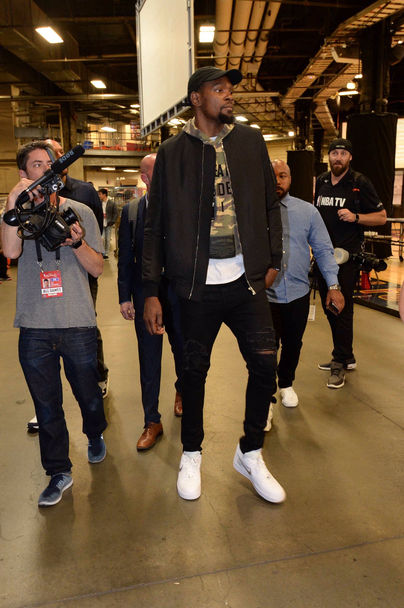 凤凰官方：福克斯韦尔和刘易斯缺席今日对阵跳伞蚁