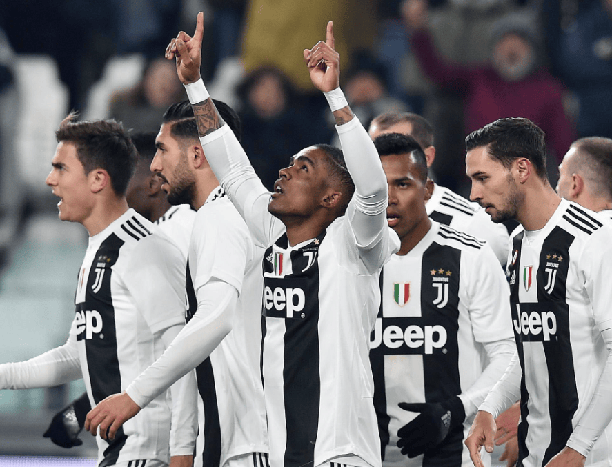 曼联主场1-1战平西汉姆联，近5轮仅1胜，阿莫林临场换人失误导致失利，球队前景堪忧。