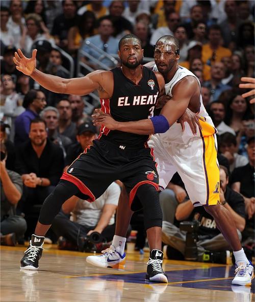 勇士137-103击败国王 库里27+10德罗赞24分