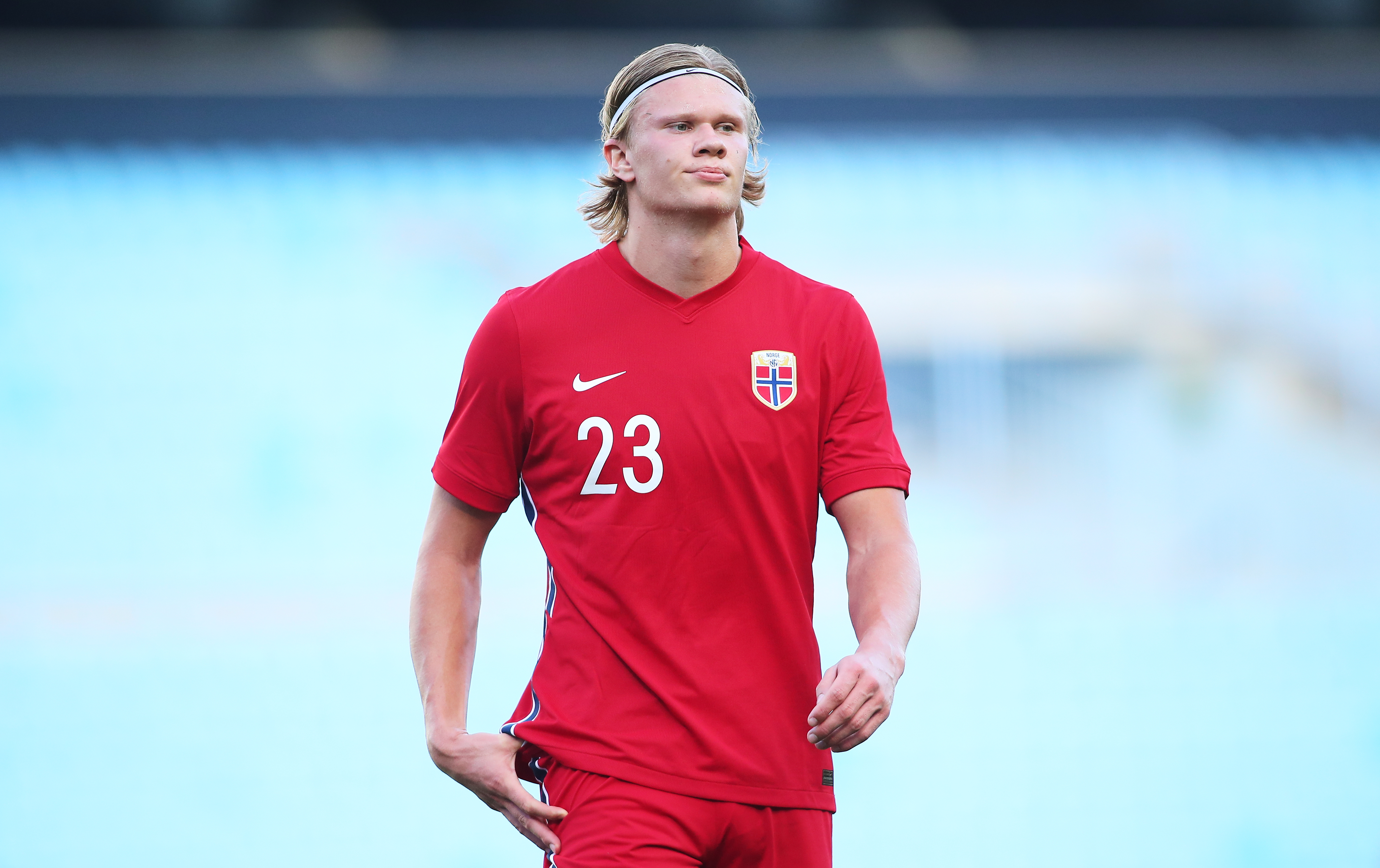 拉菲尼亚梅开二度，巴萨逆转皇马夺西超杯冠军