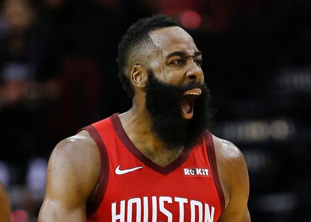 现场直击，库里抢板拉人犯规6犯被罚下，勇士落后3分剩42秒